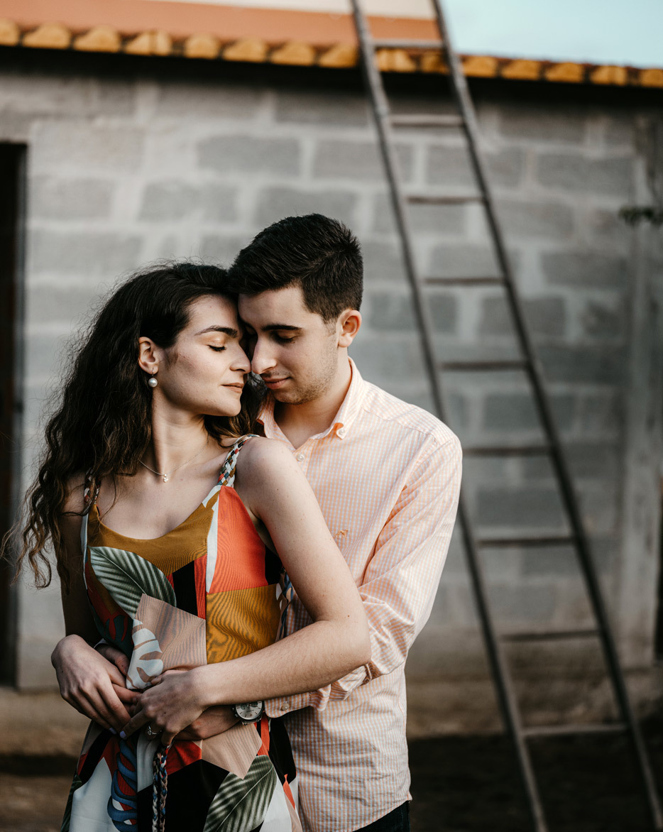 Casal partilhando um momento silencioso de ligação emocional.