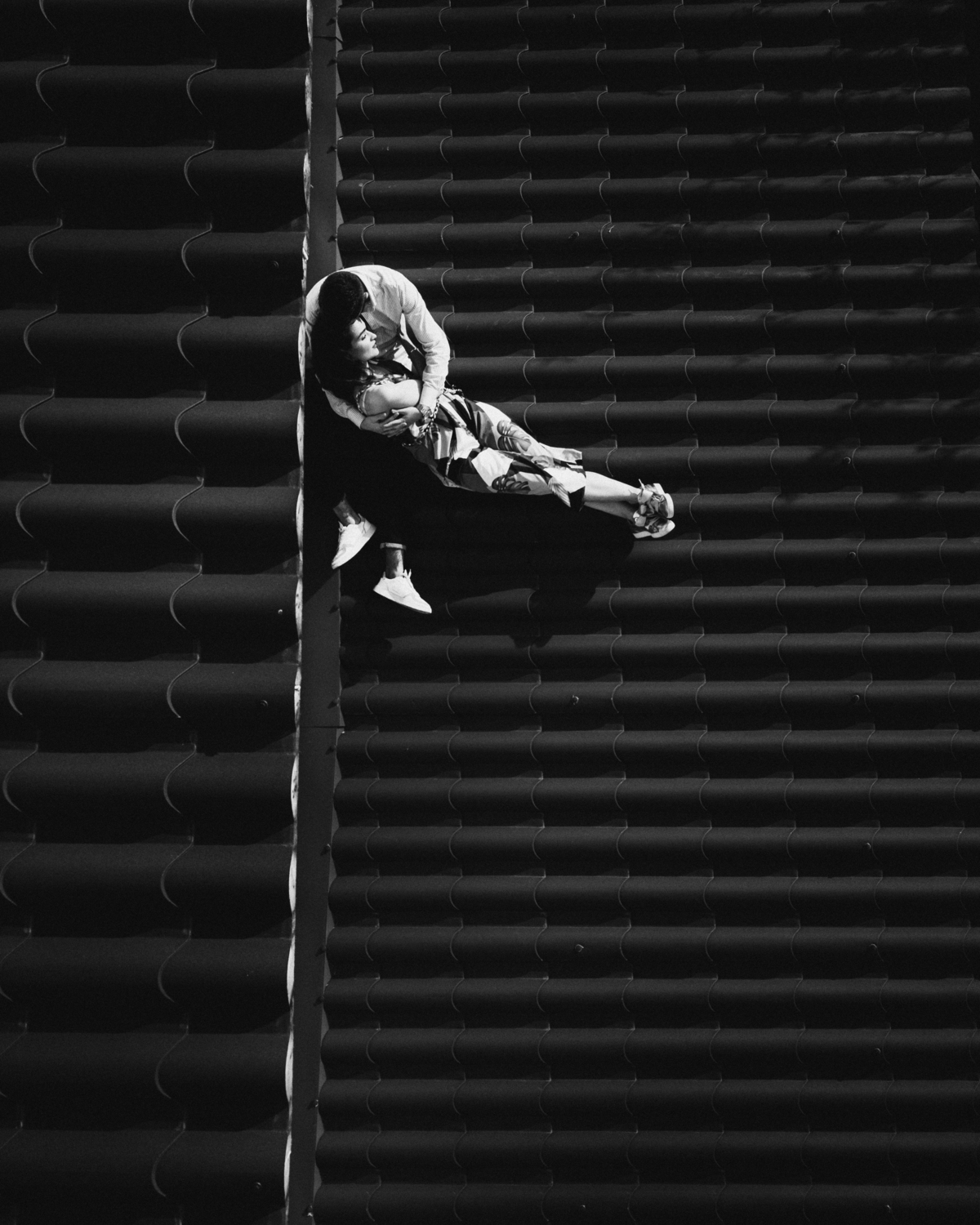 Casal partilhando um momento silencioso de ligação emocional.