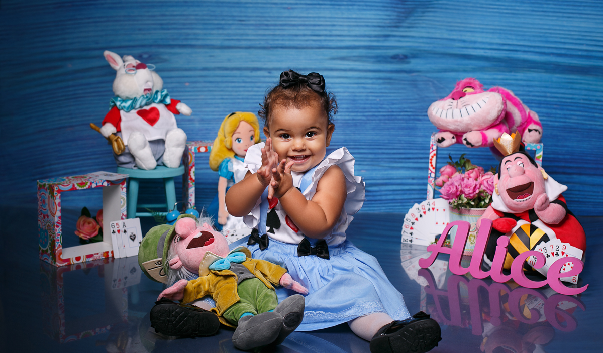 ensaio infantil temático em estúdio-Alice no País das maravilhas-rj
