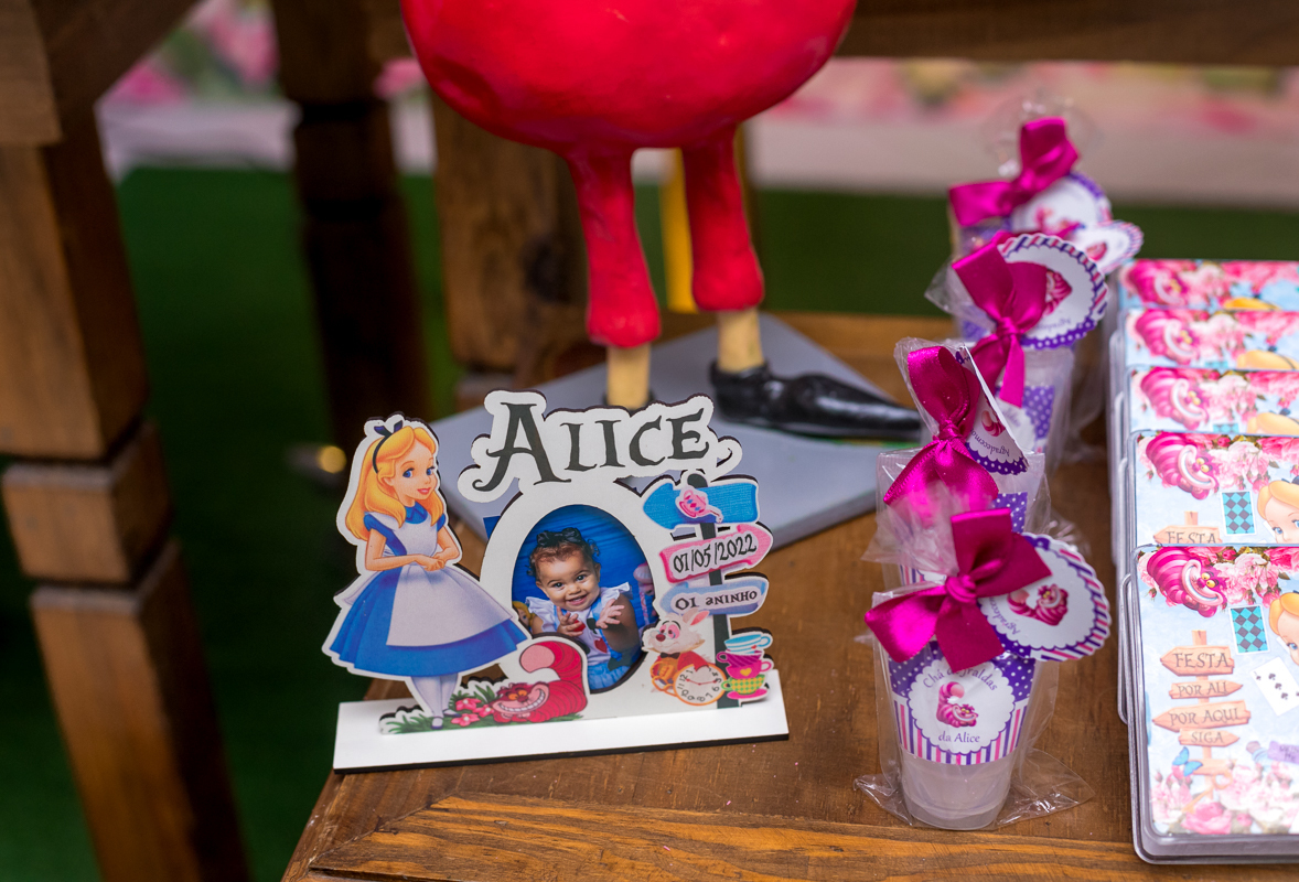 Decoração mesa festa Alice no  País das Maravilhas- em casa de festa point da alegria-taquara-rj