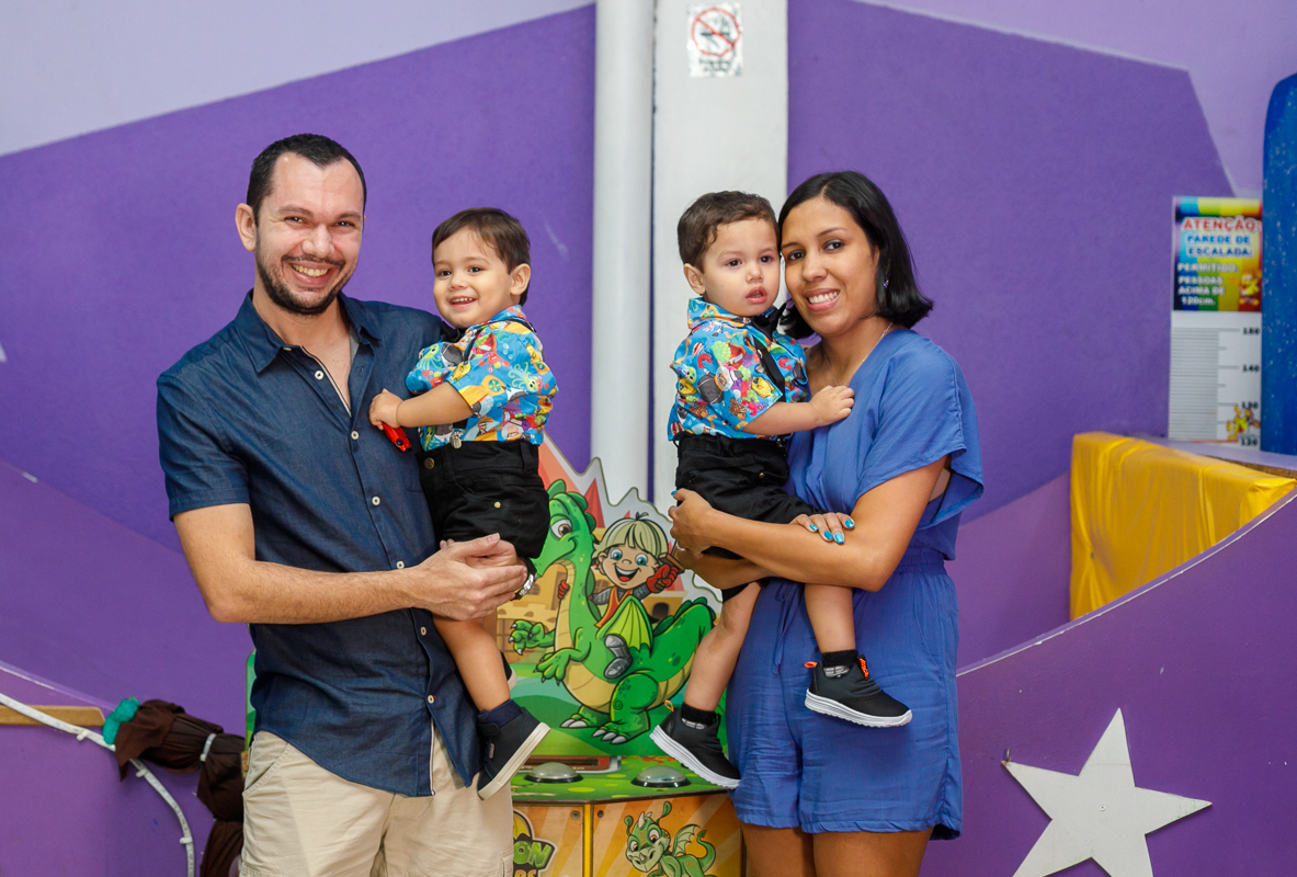 foto de família em festa de 2 anos-gêmeos- lucas e mateus-mundo bita-karetas festas-Bangu