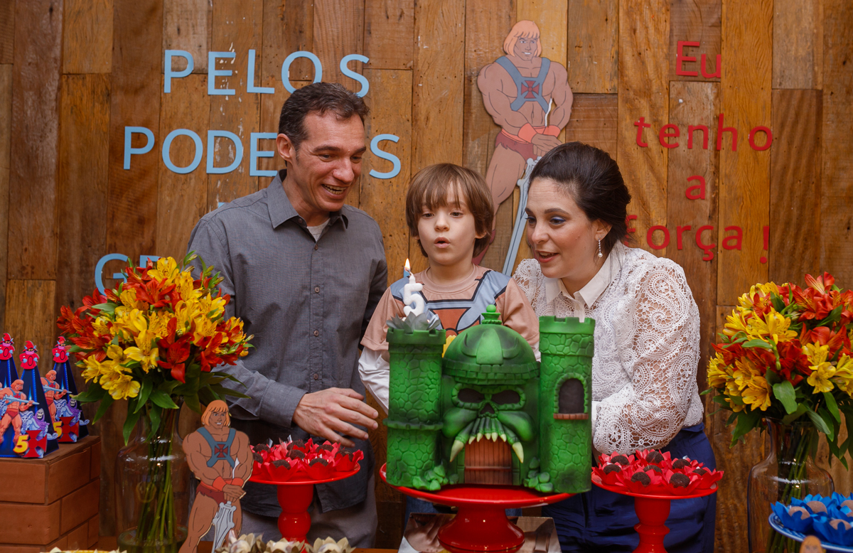 fotografia infantil-5 anos  gabriel He-man- castelo de Grayskull-Quintal 