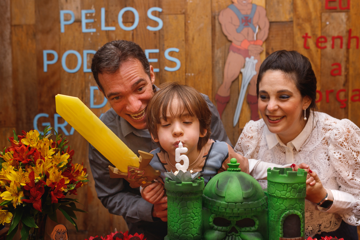 fotografia infantil-5 anos  gabriel He-man- castelo de Grayskull-Quintal 