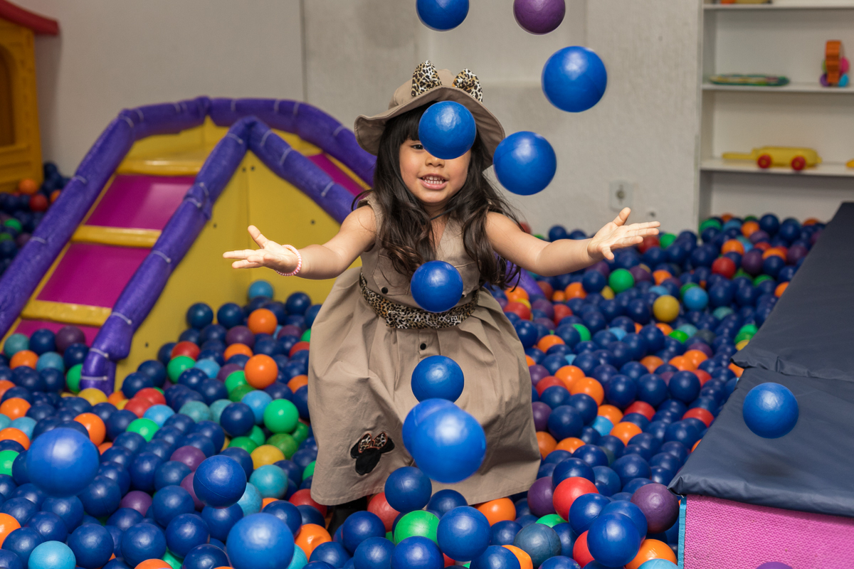 festa infantil temática-menina-piscina de bolinhas-casa de festas Espaço dos Sonhos - Vila Valqueire - RJ