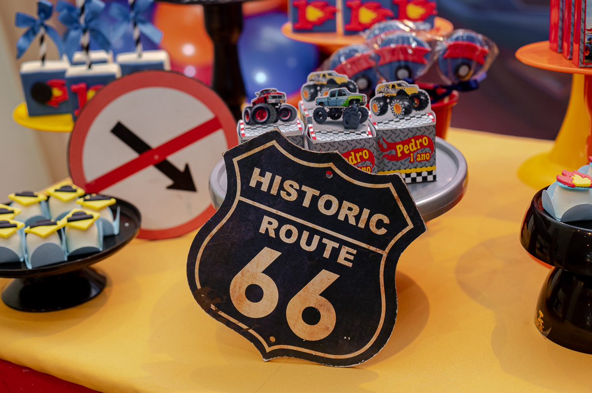 tema de festa infantil masculino-hot wheels-casa de festa brincadeira é coisa seria-rj