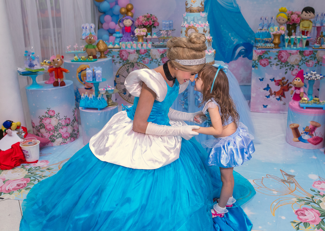 personagem vivo Cinderela-aniversário-5 anos da Helena-aquarela buffet infantil-bangu-rj