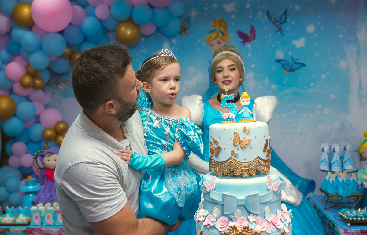 hora do parabéns-festa infantil-aquarela buffet infantil 5 anos da Helena-rj