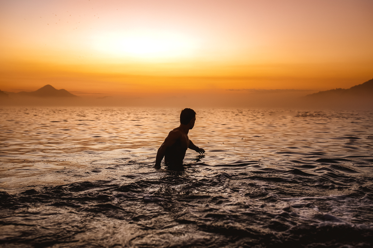 fotografia masculina-ensaio na praia-nascer do sol-urca-rj