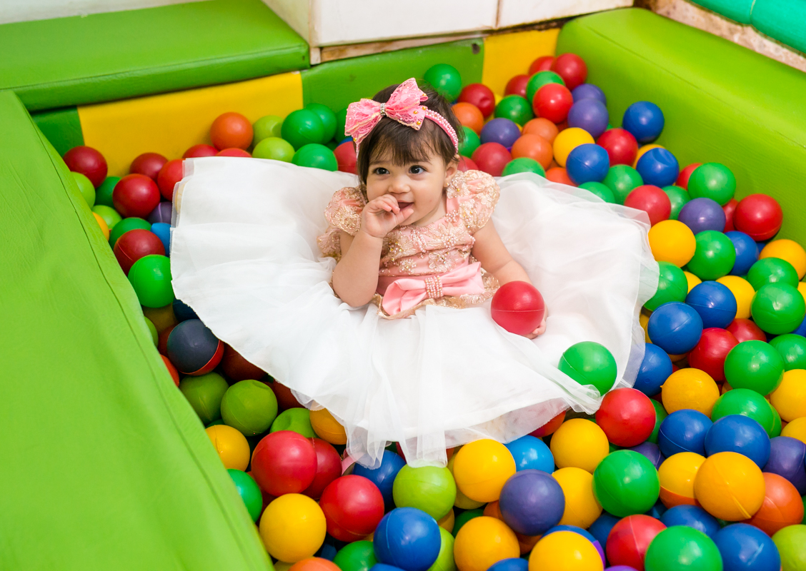 Festa infantil Lorena na picina de bolinhas