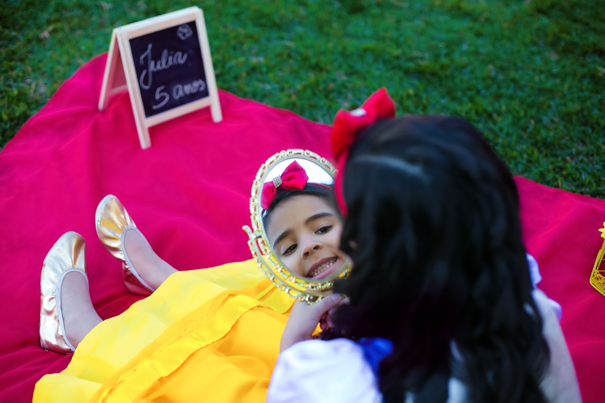 ensaio branca de neve com  espelho