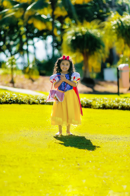 Ensaio Temático infantil branca de neve passeando no jardim