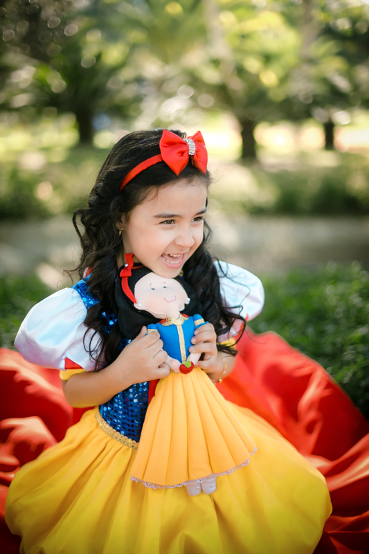 Ensaio externo infantil no jardim