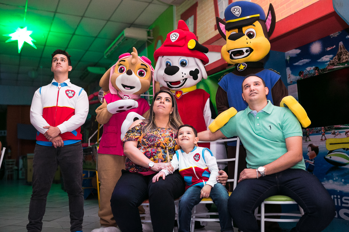 Fotografia afetiva família e personagens Vivos Patrulha canina