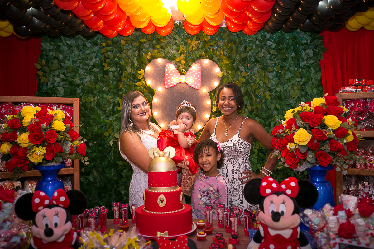 Mesa decorada minnie vernelha em salão Karetaskids