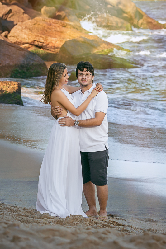 Ensaio romântico na praia da urca com vestido branco