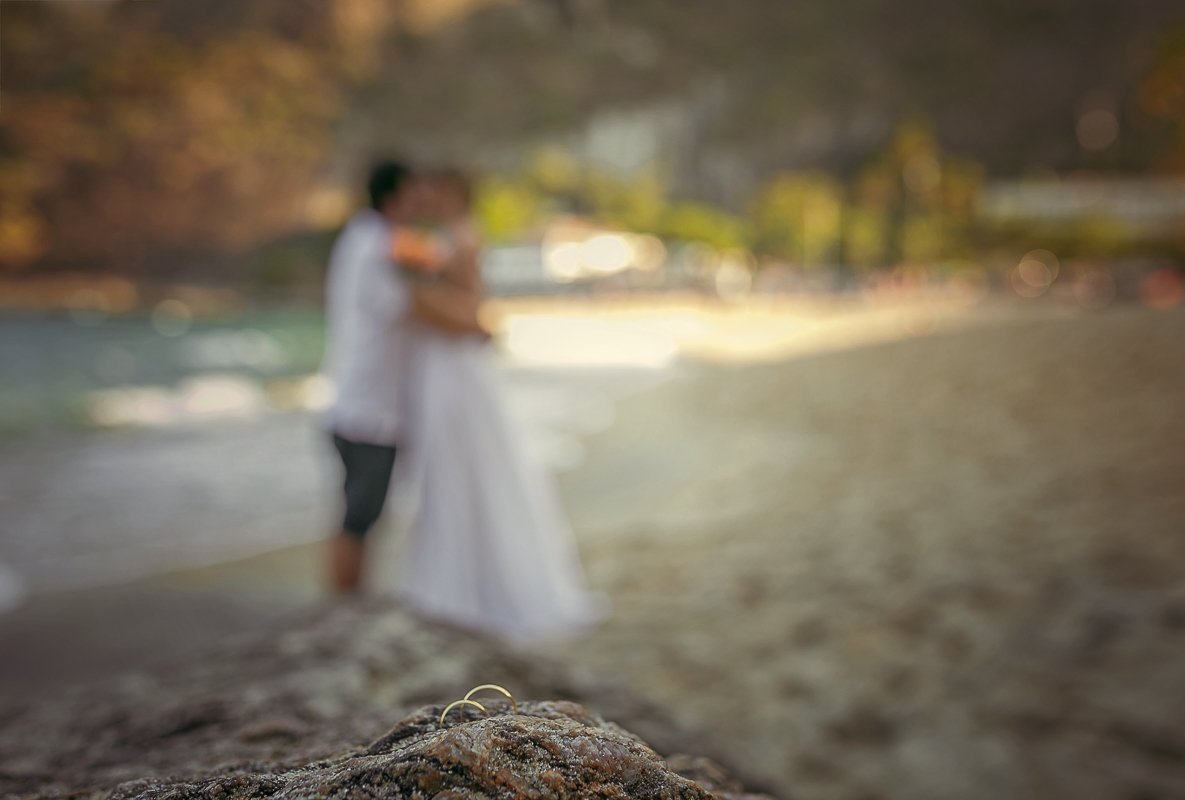 Ensaio noivos com aliança em cima da pedra da urca/RJ