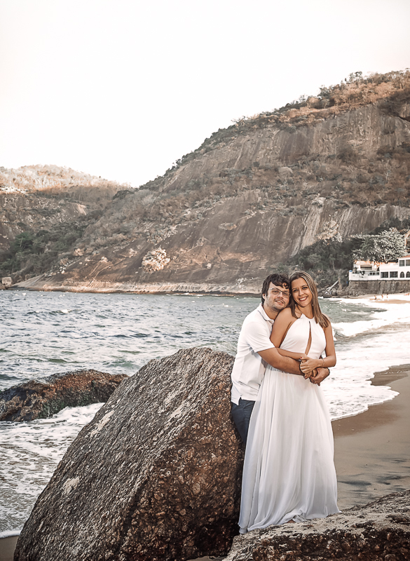 Book fotográfico casal abraçados na pedra da praia vermelha/RJ