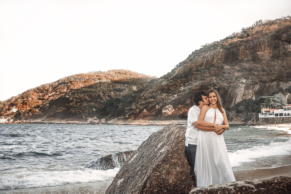 Ensaio noivos romântico encostados na pedra/RJ
