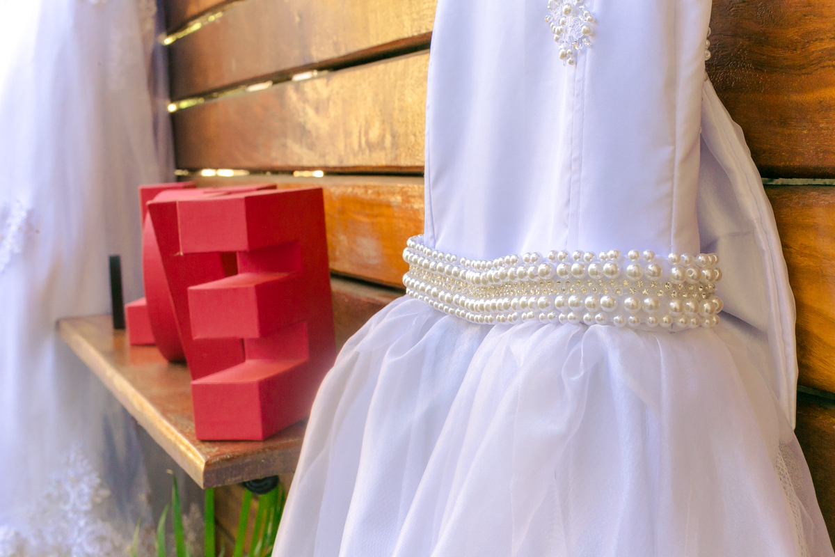 vestido Daminha com cinto de perólas