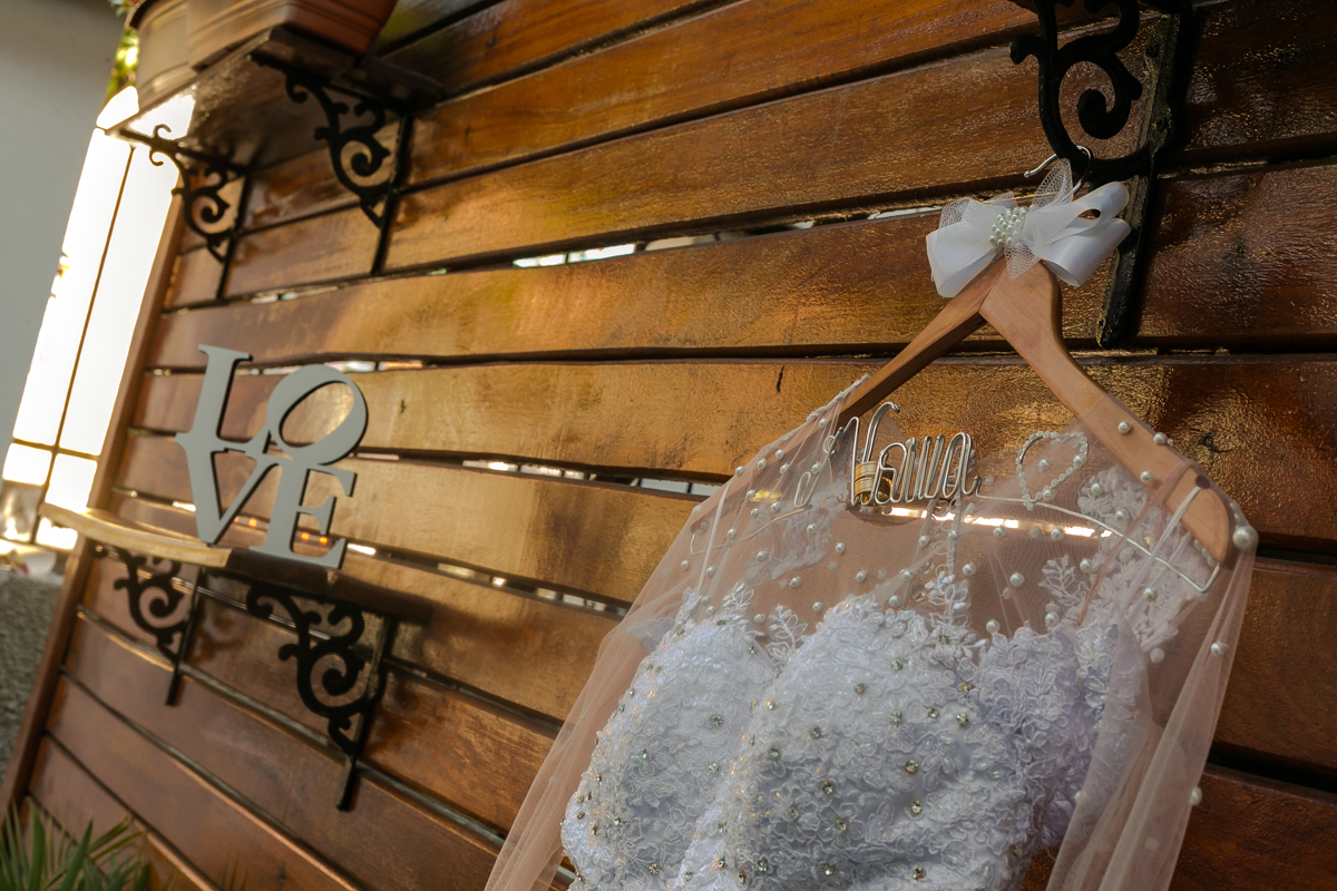 Vestido noiva pendurado em making of