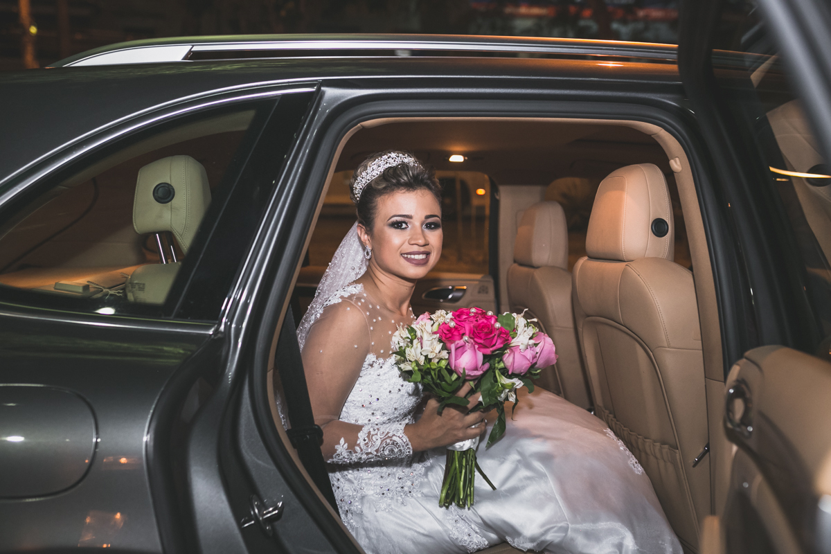 Noiva saindo do carro com buquê Rosa