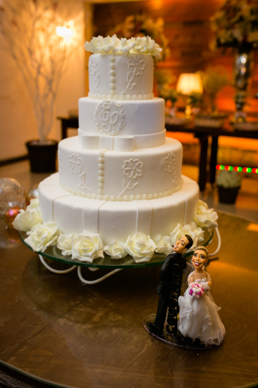 Bolo branco com rosas brancas de casamento