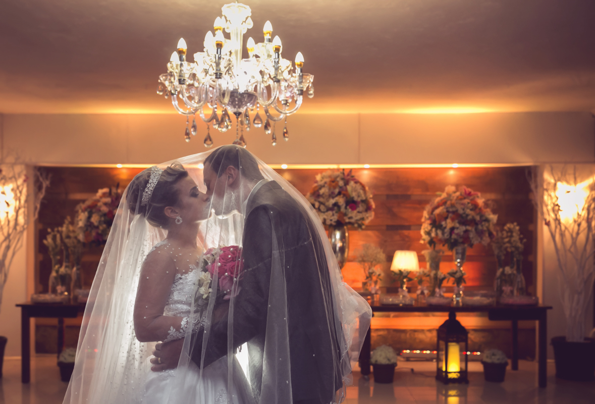 Noivos com véu fotografia