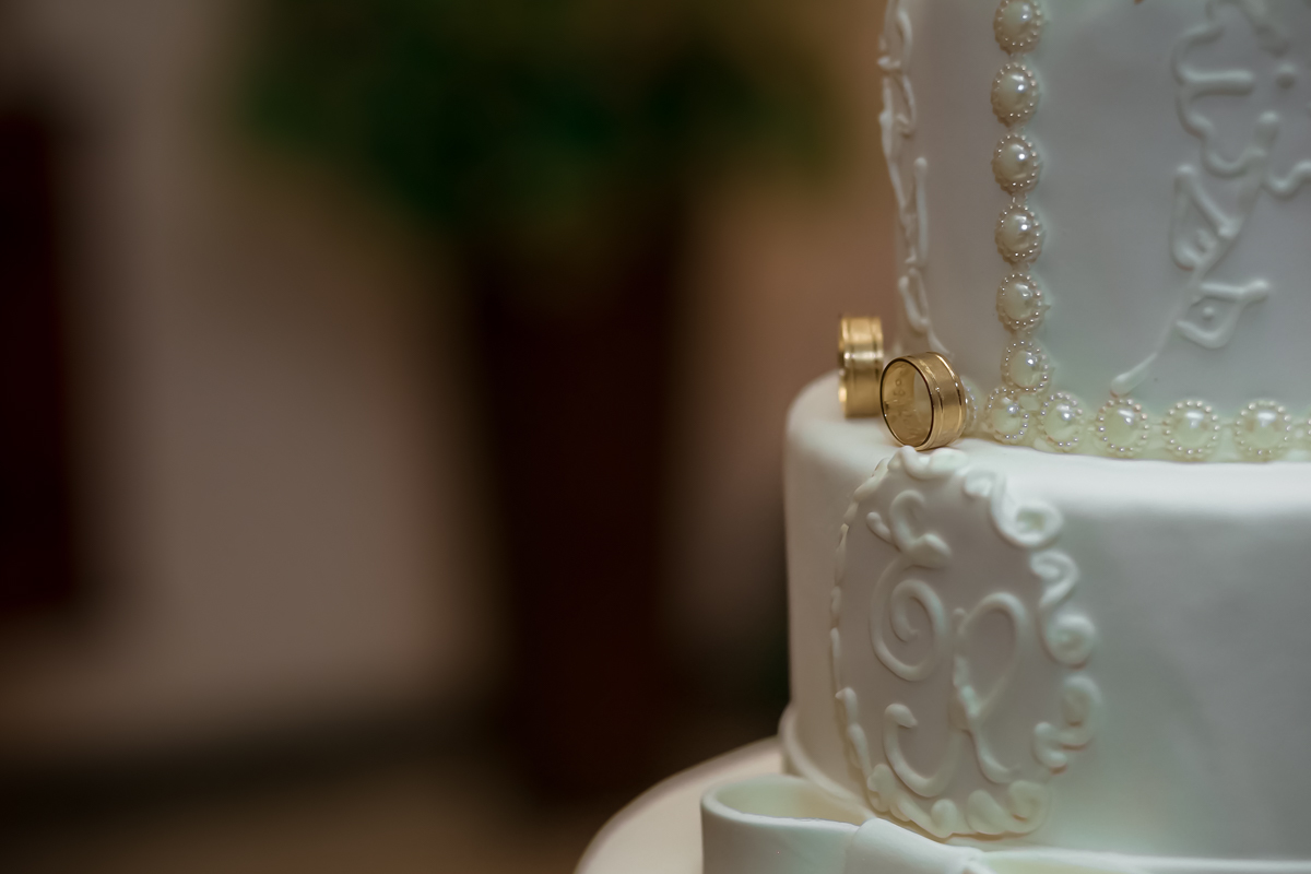 Alianças no bolo casamento