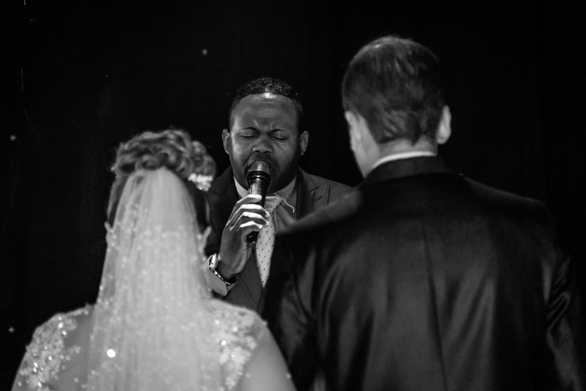 Noivos no altar em cerimônia