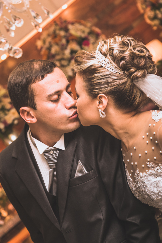 Beijo dos  noivos em Casa Lounge