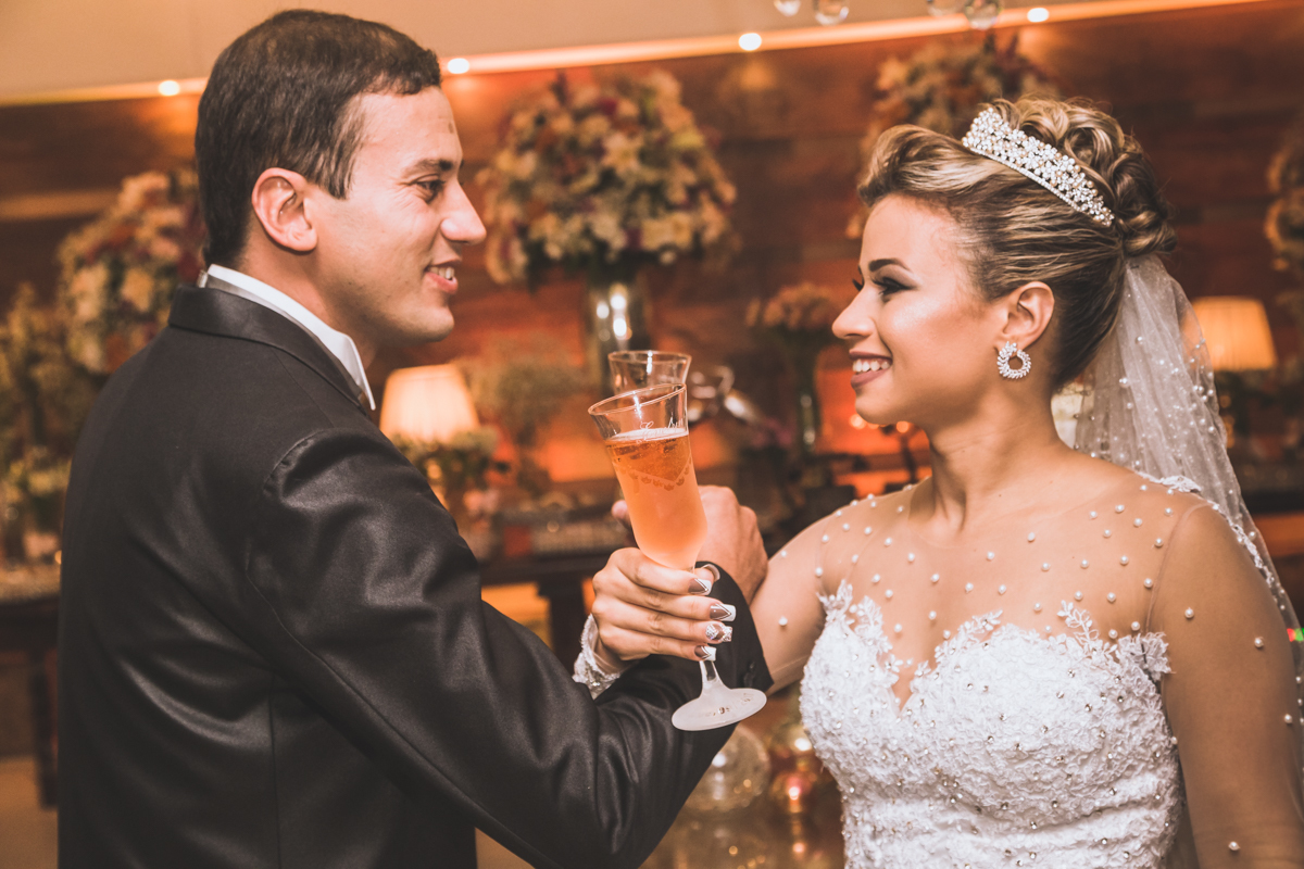 Pose dos noivos  com  Taça