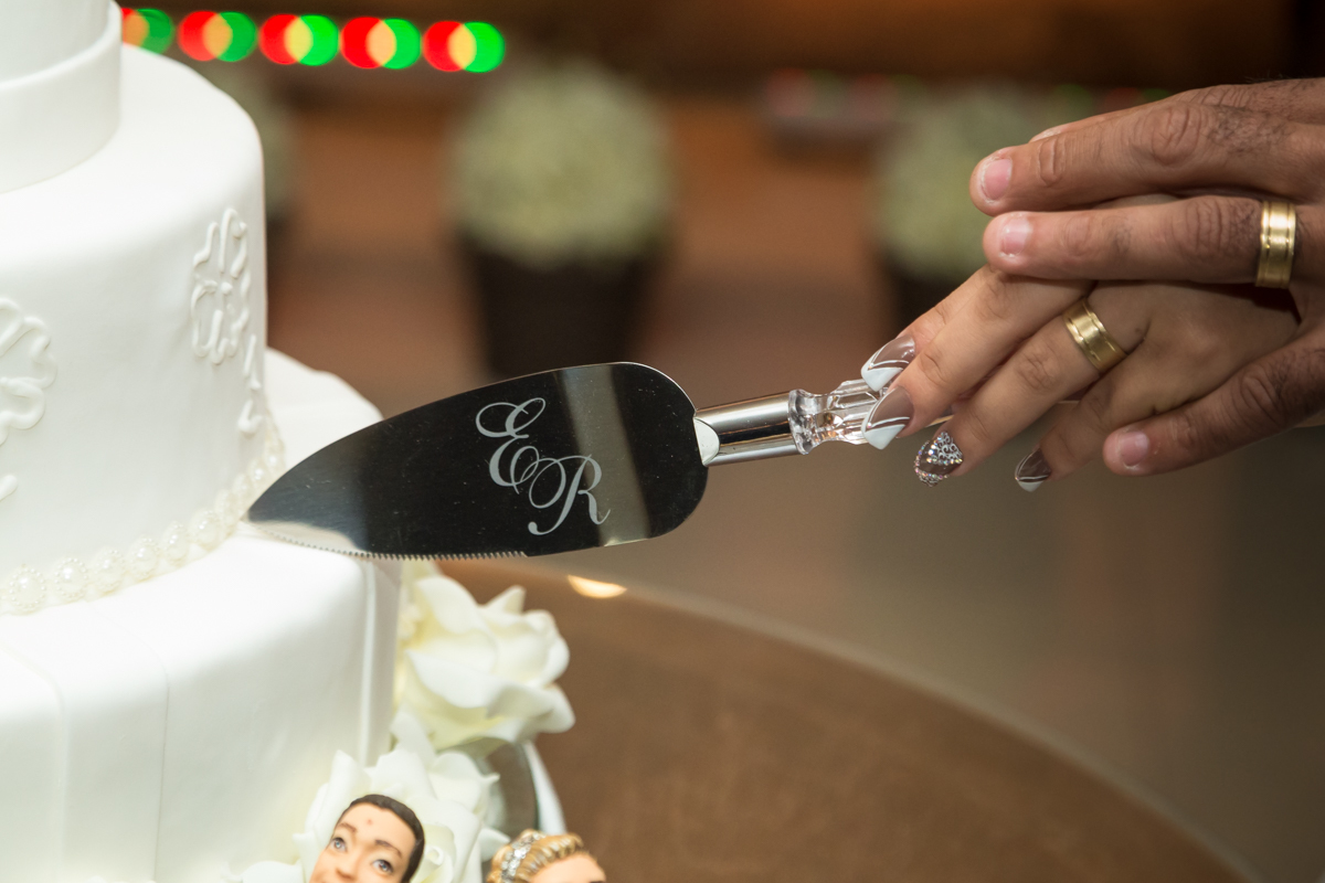 Cortando bolo casamento em casa Lounge