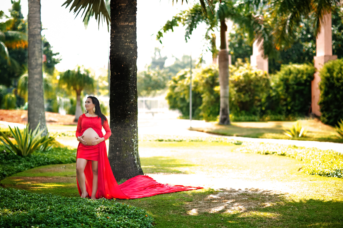 Ensaio Gestante book externo com vestido vermelho