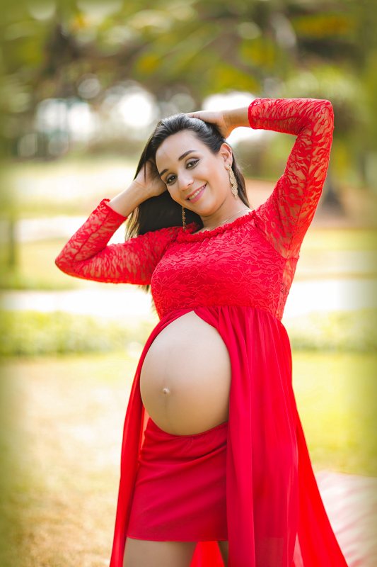 Gestante posando em ensaio externo em  condomínio rio 2