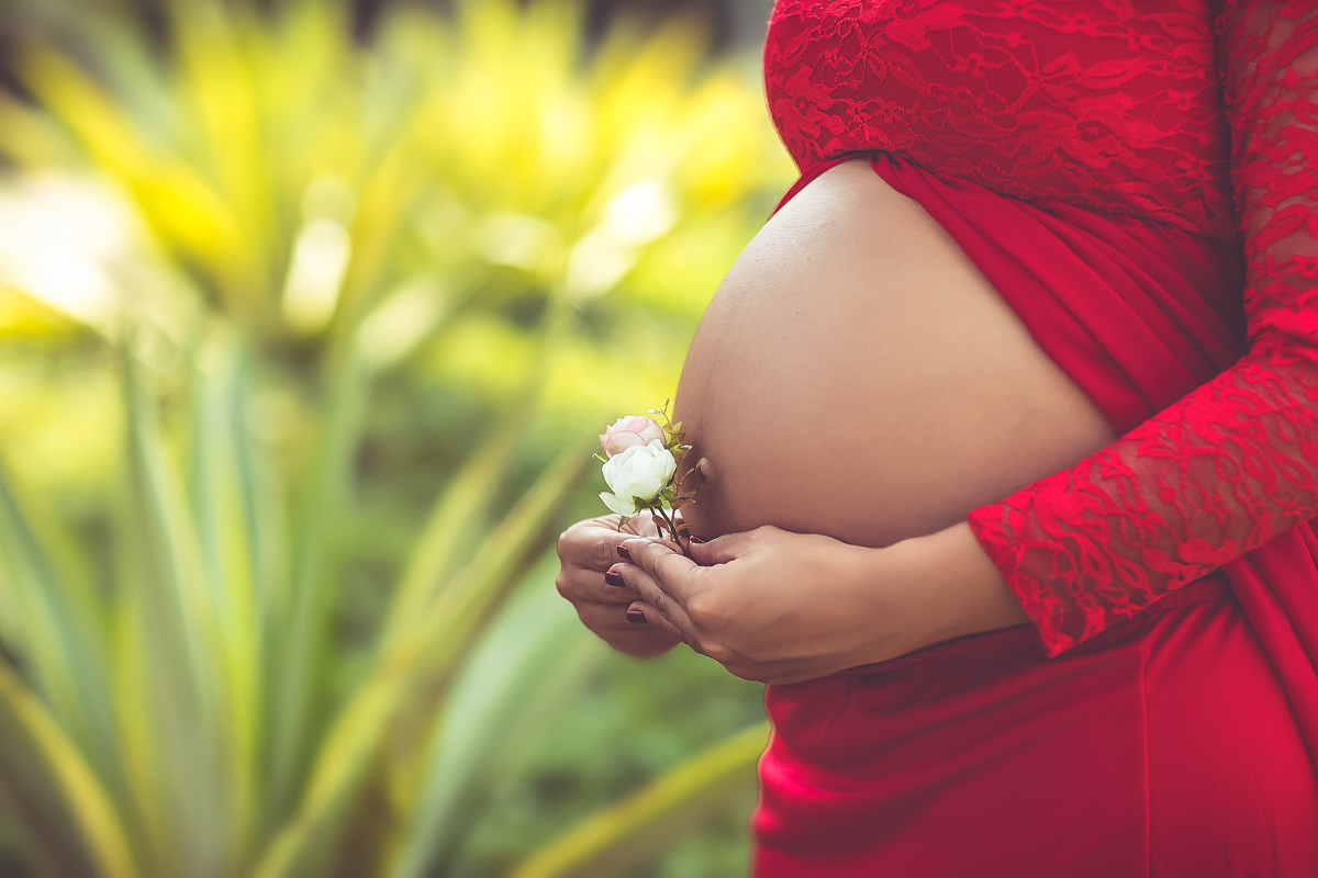 Ensaio fotográfico Gestante  com vestido vermelho longo