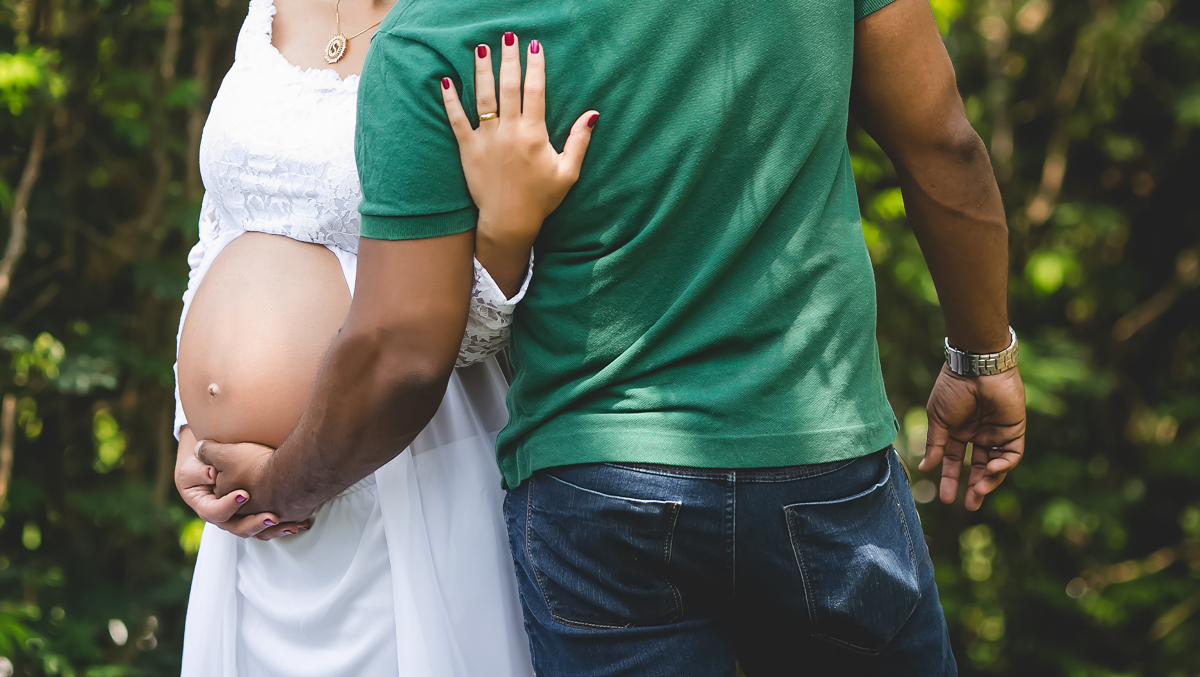 Fotografia de grávida em ensaio junto com esposo