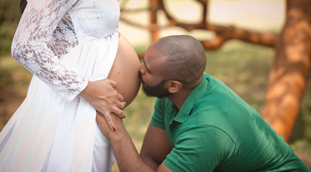 Book gestante momento com beijo na barriga