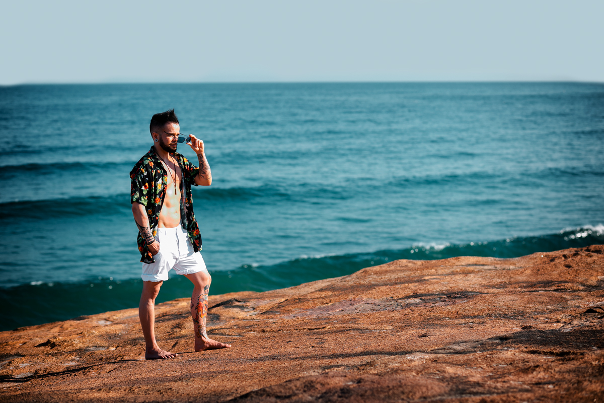 Foto de casal em ensaio na praia