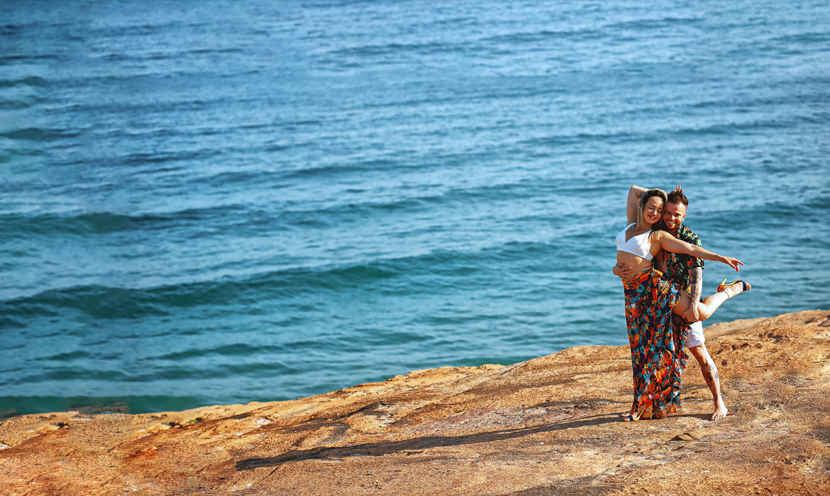 Ensaio romântico  em pedra na praia do pontal