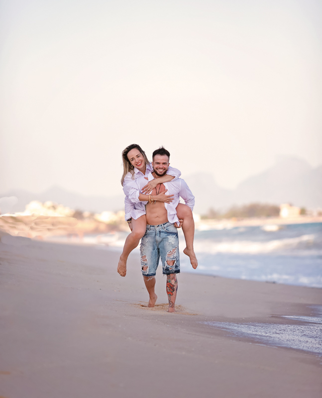 Ensaio  fotográfico de casal na praia