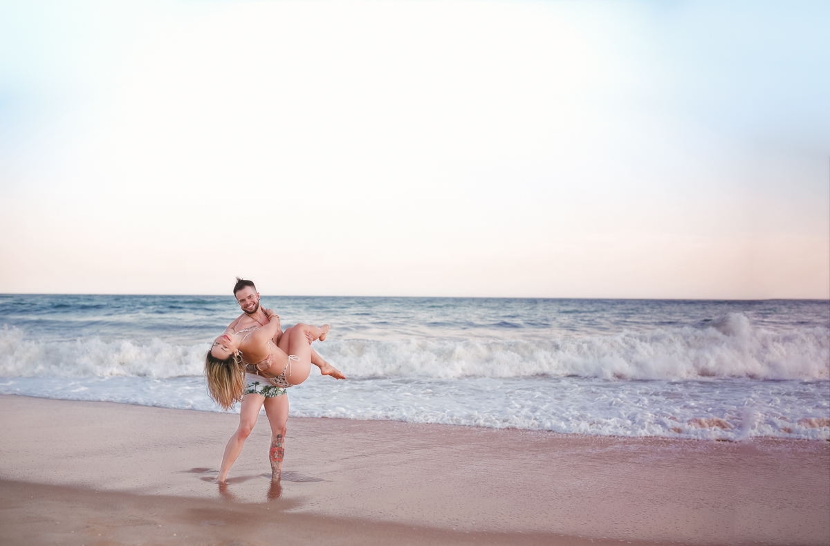 Ensaio fotográfico casal fitness na praia do pontal