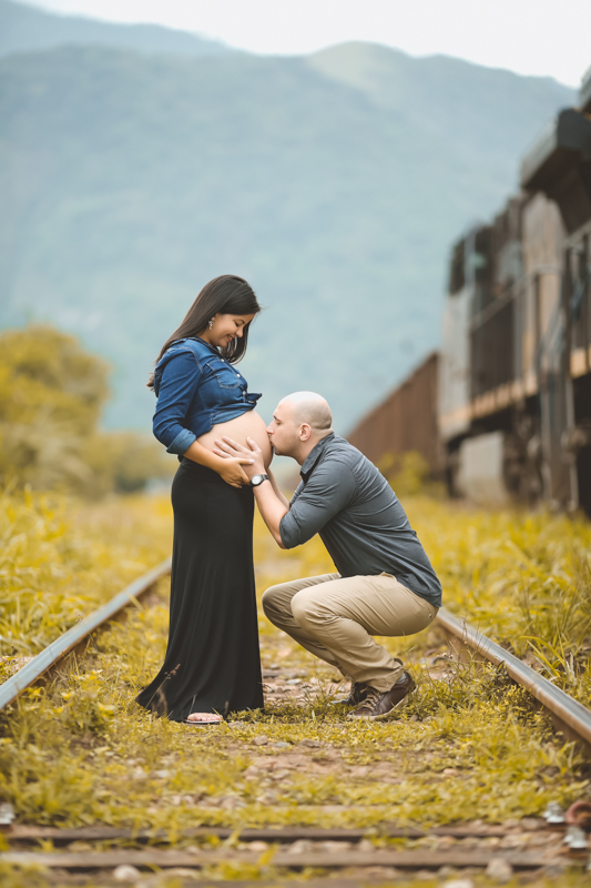 Book fotográfico com o pai beijando barriguinha