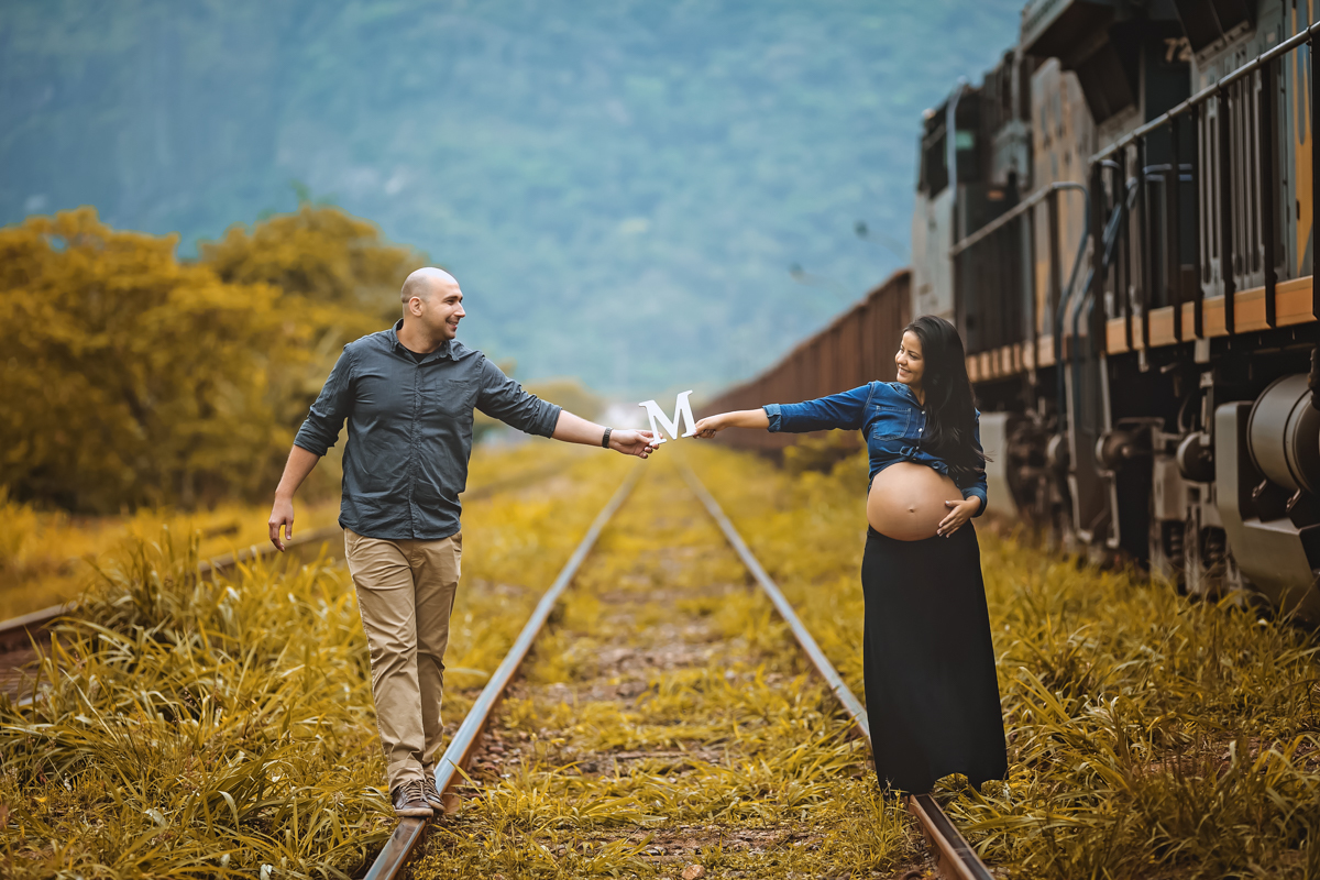 Caminhada na linha do trem em ensaio de gestante-Mangaratiba