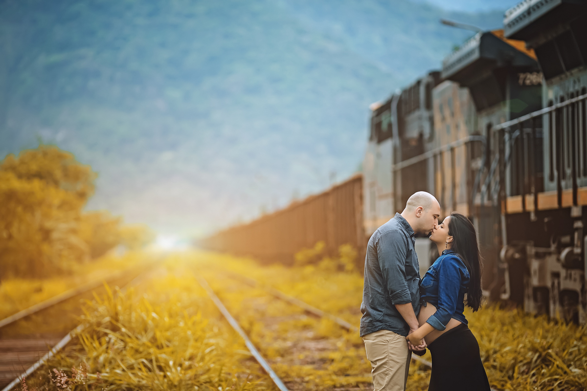 Book fotográfico gestante com luz na linha do trem em Mangaratiba