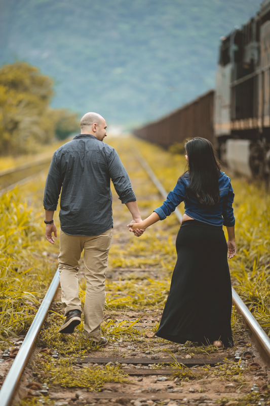 Gravida caminhando junto com esposo em trilhos em Sahy- Mangaratiba