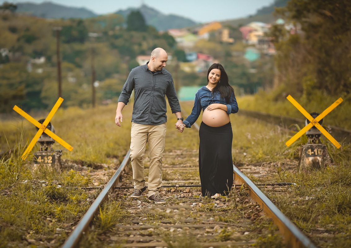 Ensaio gestacional em Mangaratiba andando nos trilhos