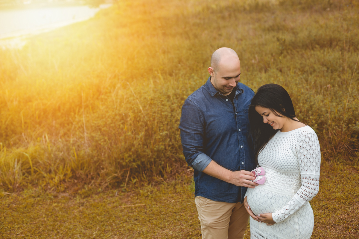 Fotografia de gestante luz do sol ao fundo em Mangaratiba