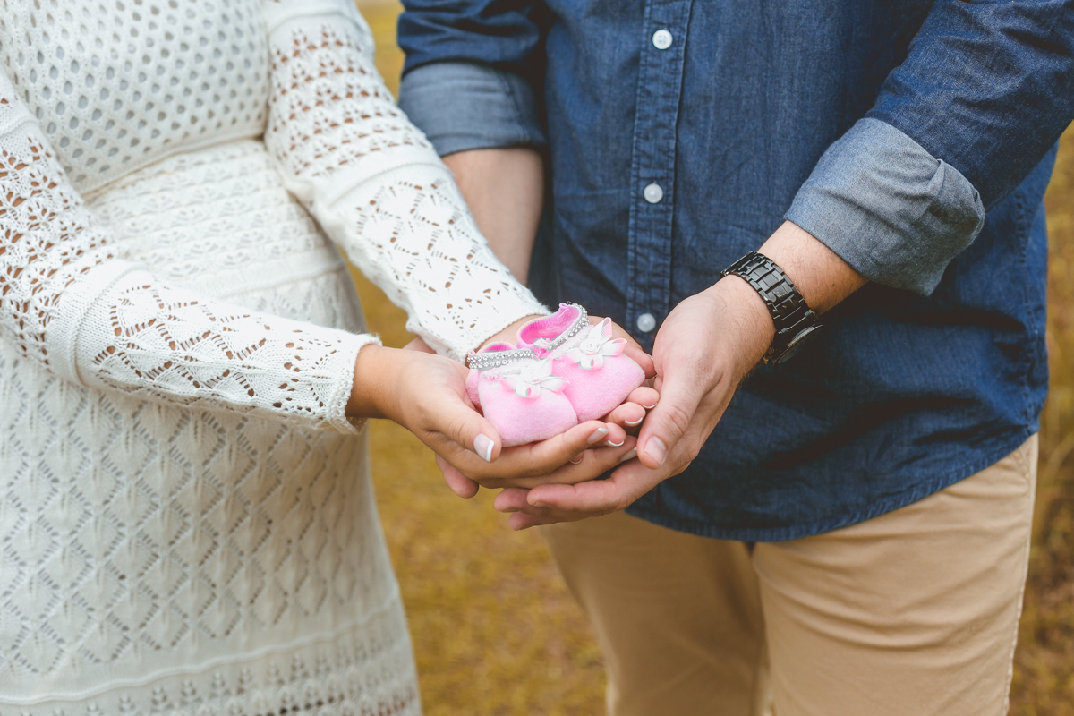 Fotografia gestante ensaio com sapatinho na palma das mãos