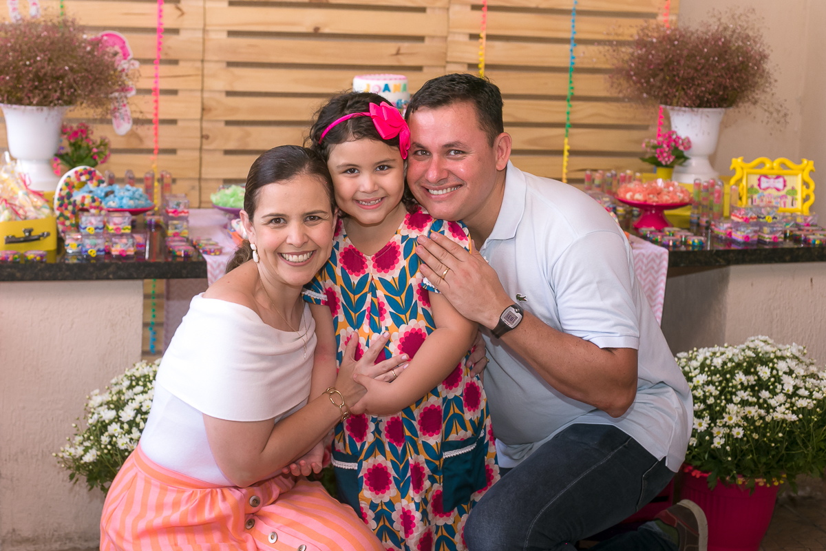 Aniversariante Joana Marias com seus pais em Círculo Militar da Praia vermelha