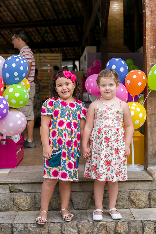 Amigas sendo fotografadas de mãos dadas em Círculo Militar da Praia Vermelha